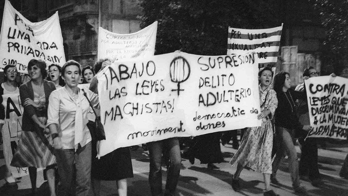 Imagen de una manifestación feminista en los años 70,  recogida en el libro &quot;Trets&quot;