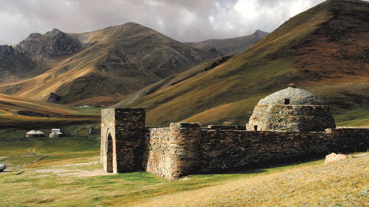 Caravasar de Tash Rabat, antiguo refugio en la Ruta de la Seda.