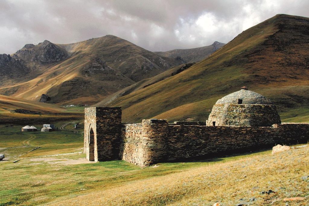 Caravasar de Tash Rabat, antiguo refugio en la Ruta de la Seda.