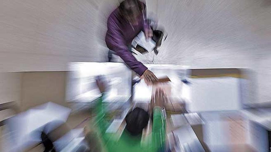 El colegio electoral de Son Canals, en Palma, ayer en plena jornada de votaciones.