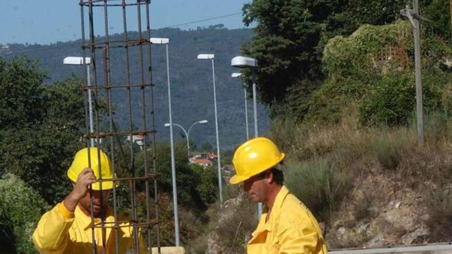 Dos trabajadores de la construcción, en una obra en Galicia.