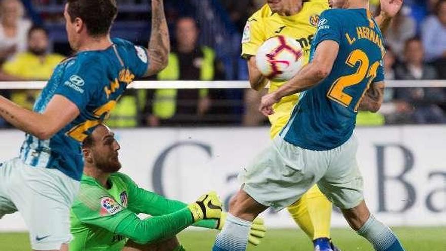 Oblak intenta frenar a Moreno ayer en La Cerámica. // Domenech Castelló