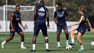 Marvel entrenando junto a los jugadores del primer equipo del Real Madrid.