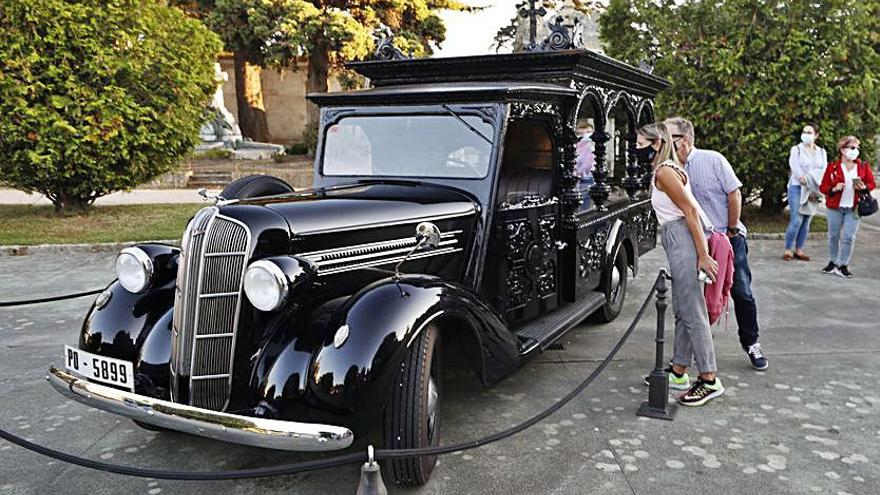 Coche fúnebre de época expuesto en Pereiró. |   // R. GROBAS