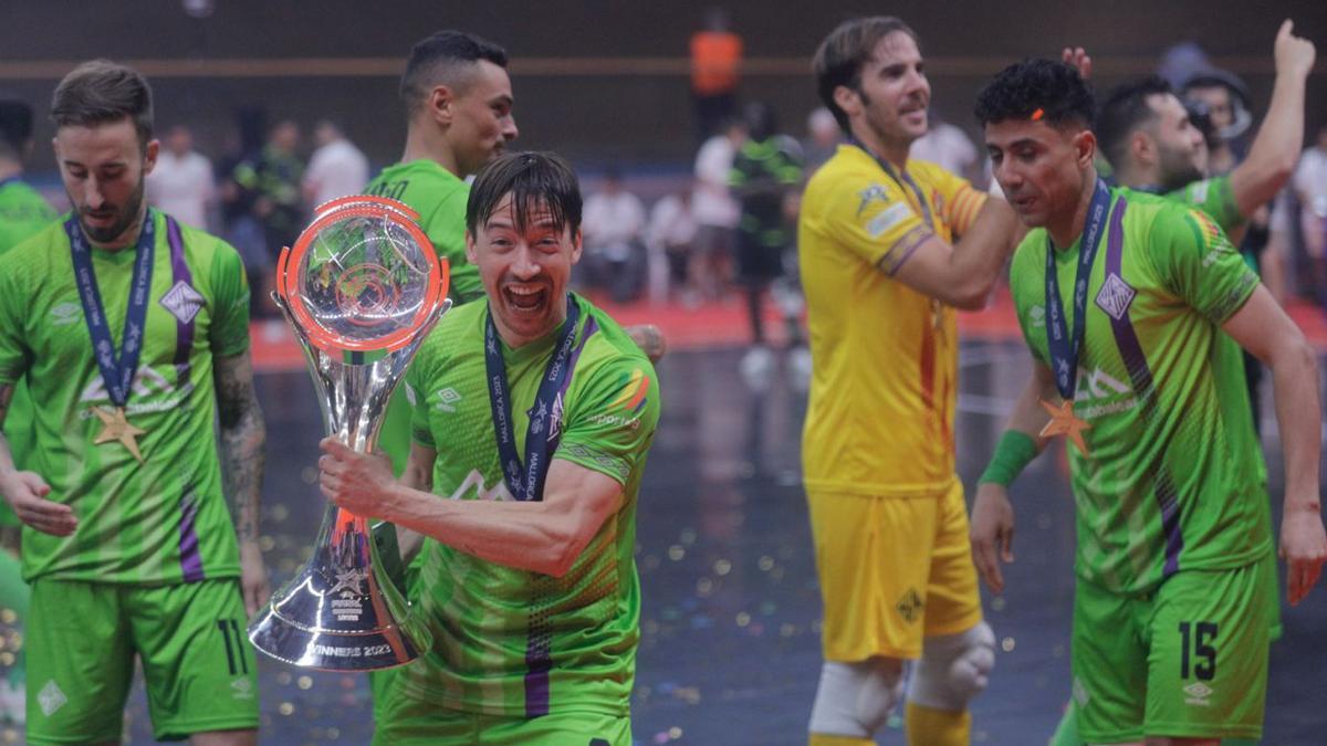 Chaguinha levanta el
título de campeón de
la Champions. |  M. MIELNIEZUK