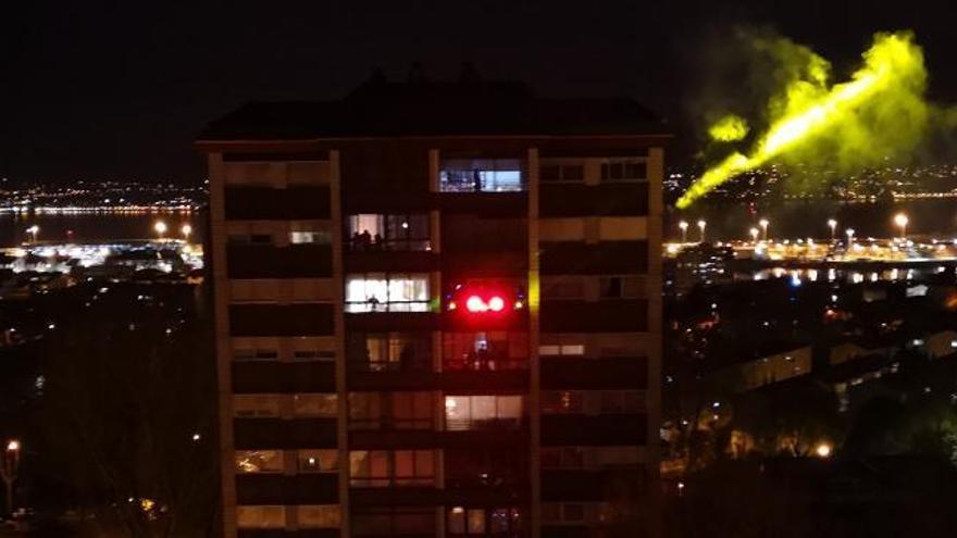 El balcón de Vigo que anima el confinamiento con Safri Duo