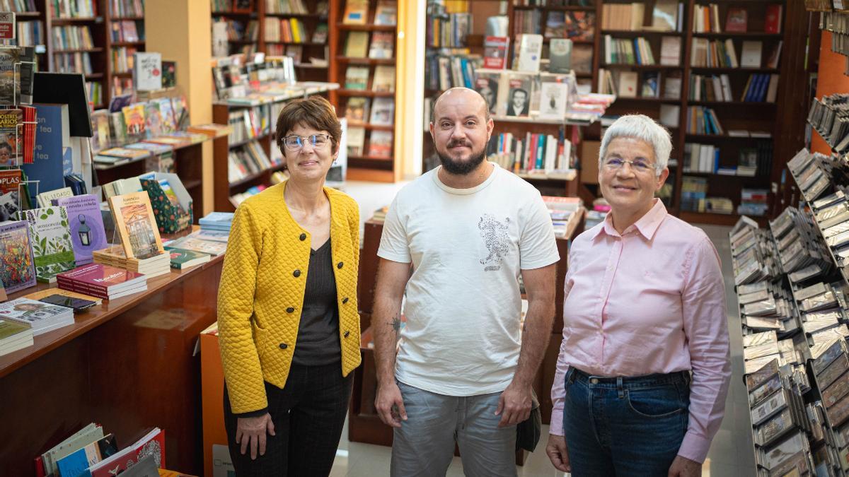 Tres de los miembros actuales del Centro de la Cultura Popular Canaria.
