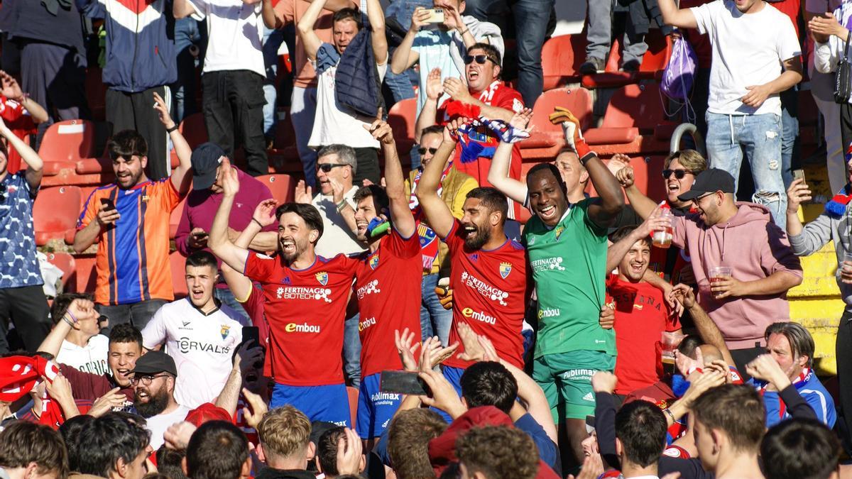 Los jugadores del CD Teruel celebran el triunfo en la grada de Pinilla.