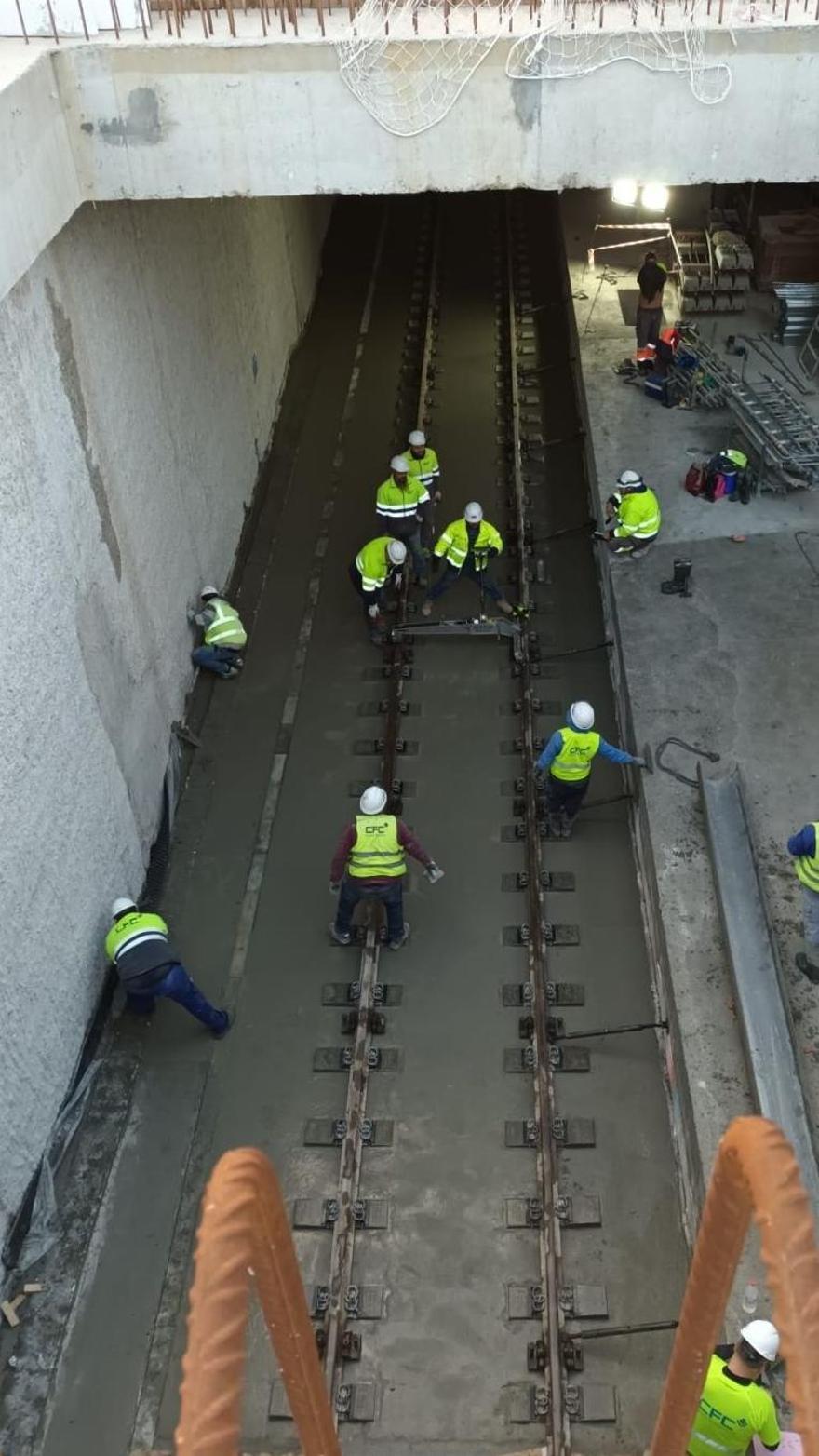 Operarios trabajan en el hormigonado de la nueva estación del AVE en Murcia