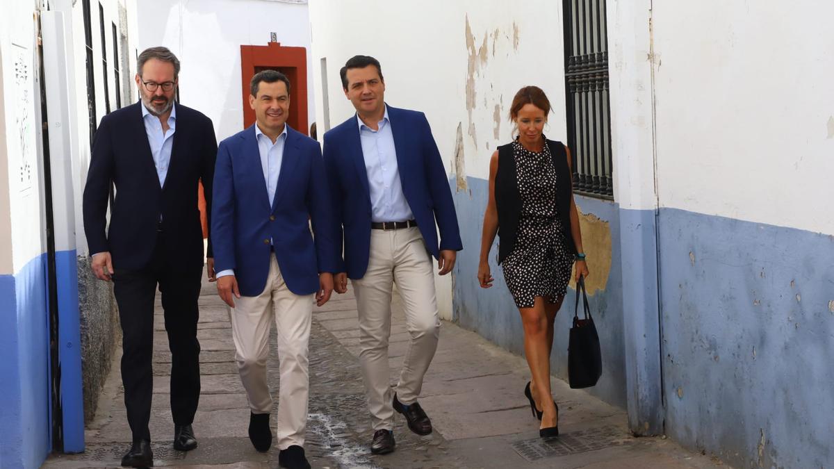 Juanma Moreno, durante su visita a Córdoba, acompañado de Adolfo Molina, José María Bellido y Marían Aguilar.