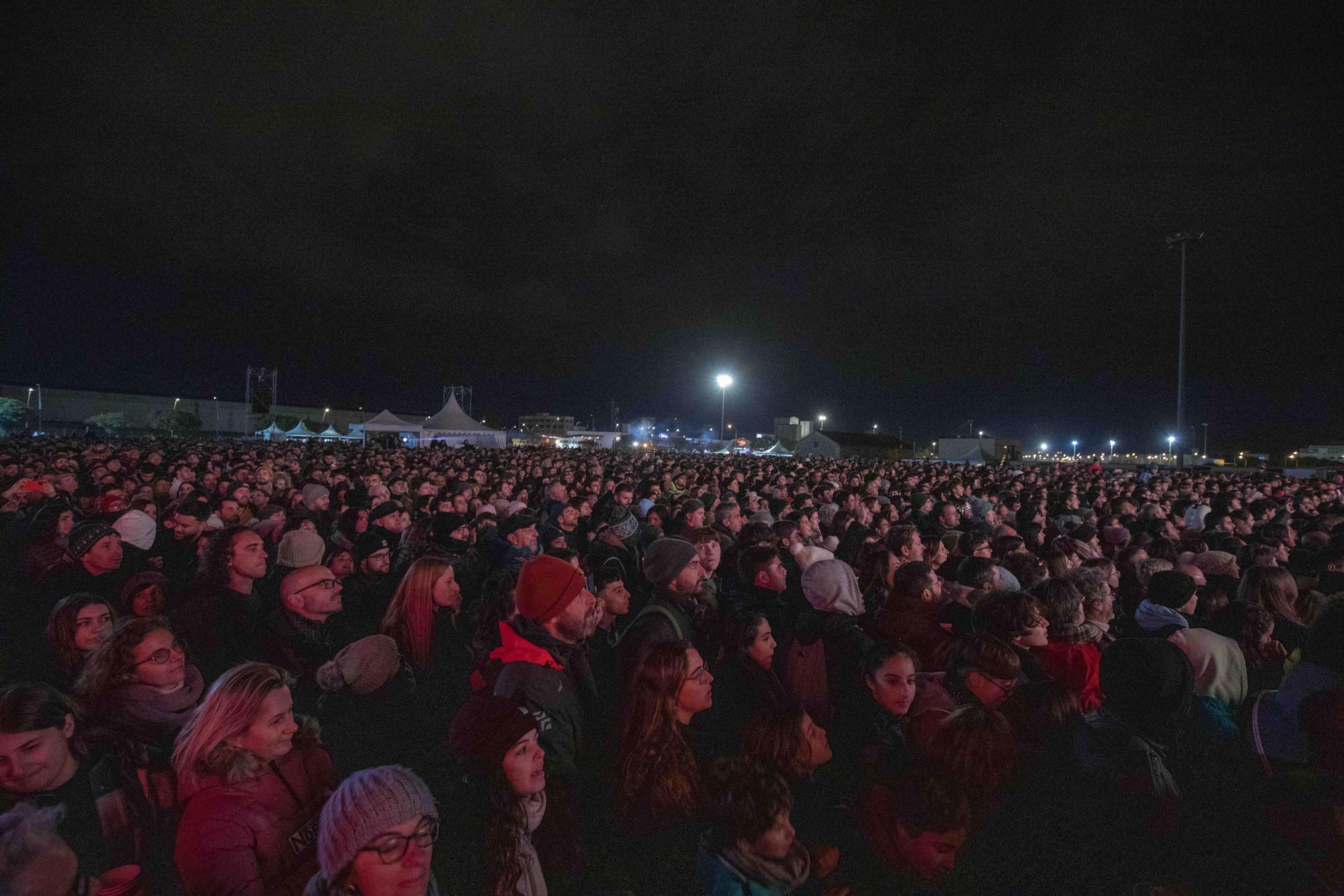 Miles de personas desafían al frío para ver el concierto de Antònia Font en Palma