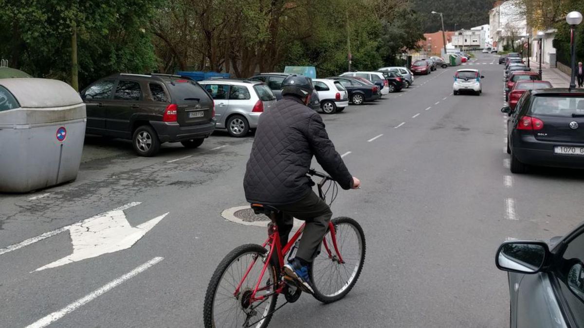 Un ciclista circula por el centro de Arteixo.   | // LA OPINIÓN