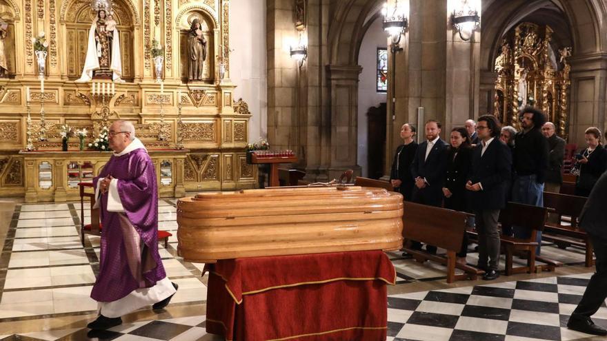 Fernando Llenín, ayer, en la parroquia de San José, en el funeral de Esther López González, con los tres hijos de la fallecida en el primero de los bancos. | Juan Plaza