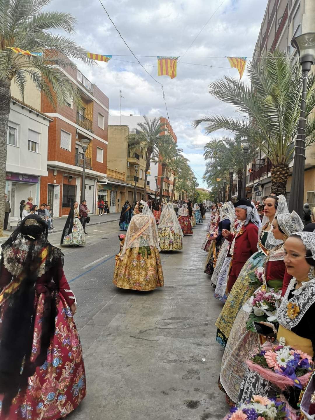 Las seis comisiones de Riba-roja de Túria celebran la Ofrenda a la Mare de Déu dels Desamparats