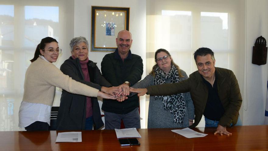 El gobierno bipartito firmó ayer la conocatoria del concurso. De izq. a dcha.: Carmen García, Isabel Quintás, Félix Juncal, Laura Ogando y Martín Villanueva.