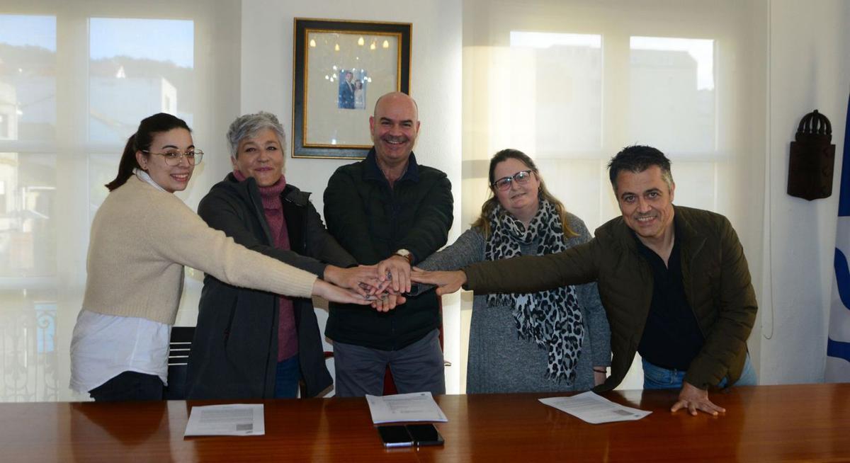 El gobierno bipartito firmó ayer la conocatoria del concurso. De izq. a dcha.: Carmen García, Isabel Quintás, Félix Juncal, Laura Ogando y Martín Villanueva.