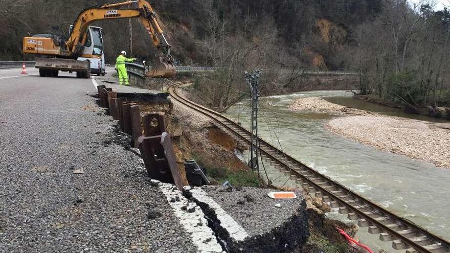 Obras de reparación de la N-634 y de la línea de Feve en Arobes (Parres).