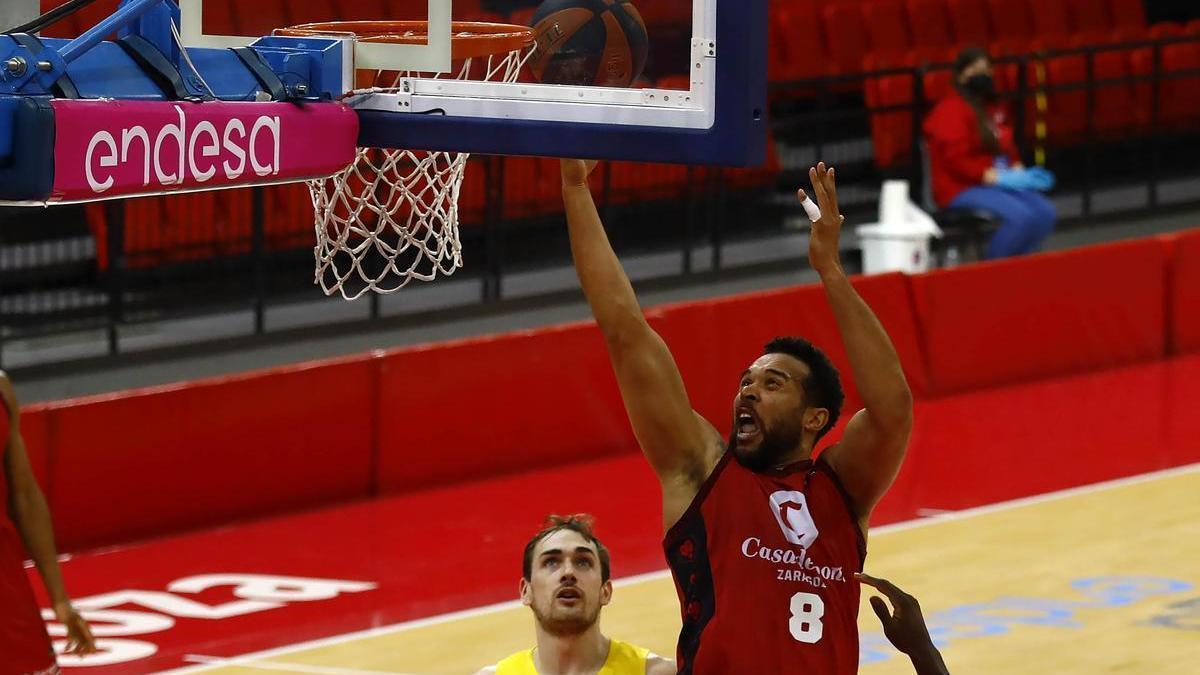 Harris encara el aro rival durante el partido ante el Tenerife.