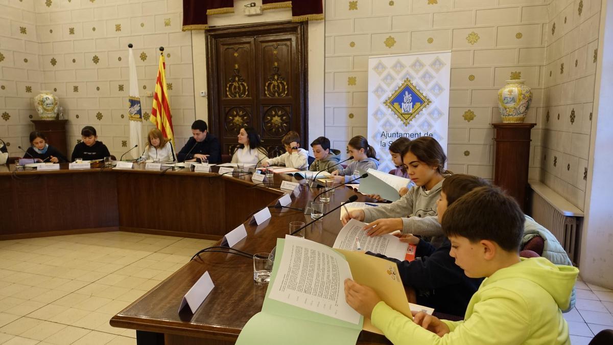 Els joves durant la reunió a l'Ajuntament