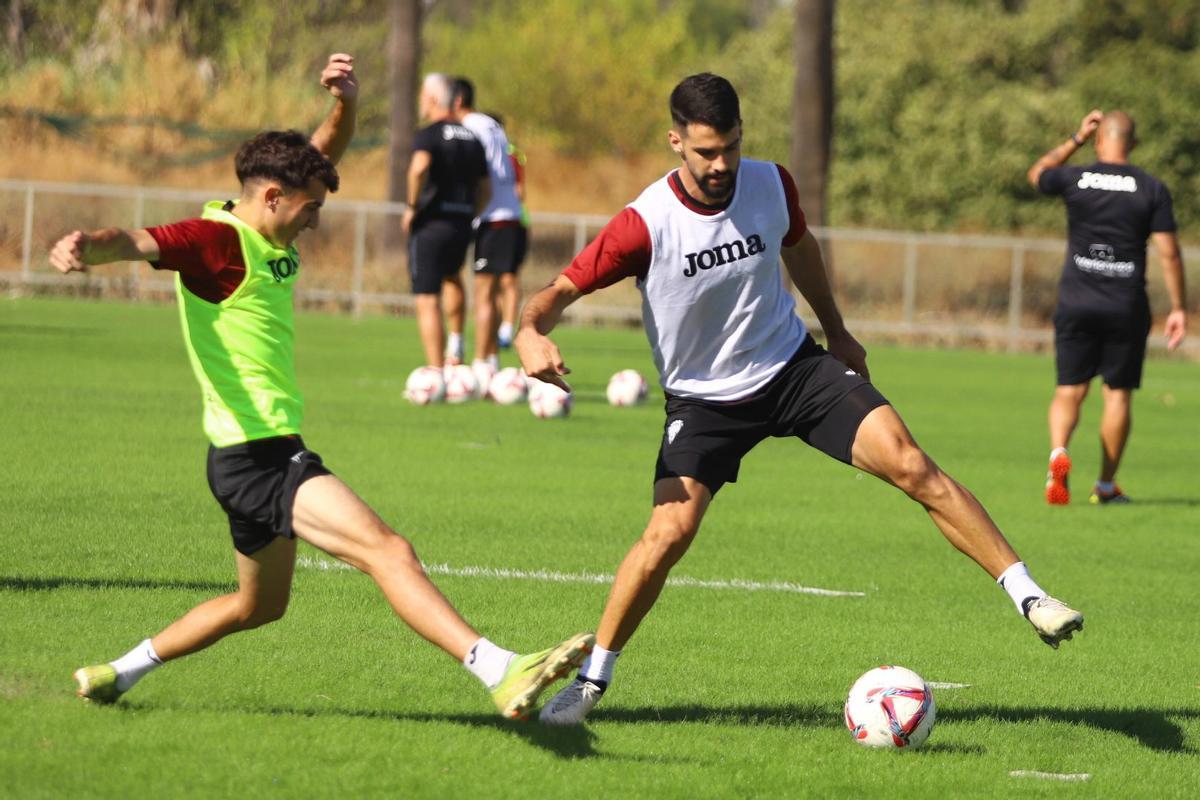 Xavi Sintes controla un balón durante el entrenamiento del Córdoba CF, este miércoles.