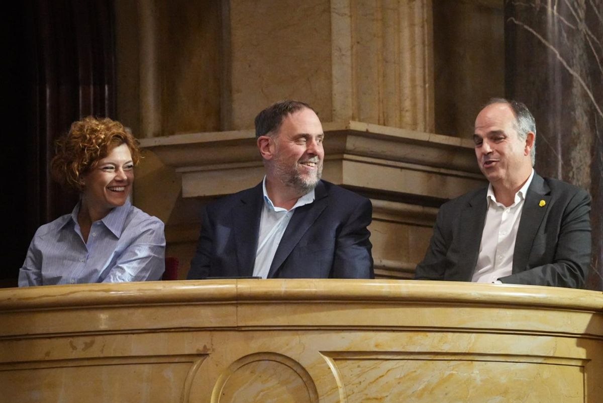 La secretaria general de ERC, Elisenda Alamany; el presidente de los republicanos, Oriol Junqueras; y el secretario general de Junts, Jordi Turull; en la zona de invitados del pleno del Parlament.