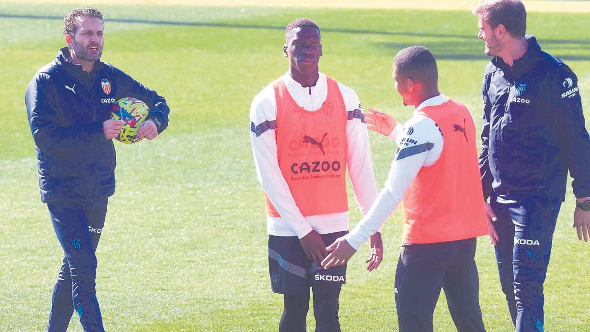 Baraja, durante un entrenamiento, junto a Moriba y Lino