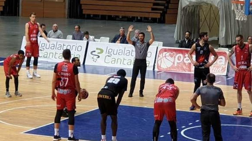 Robinson, del Cantabria, lanzando un tiro libre ayer ante el Círculo Gijón.