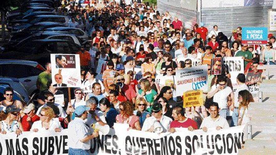 La manifestación transcurrió por las principales calles de Bueu y se corearon cánticos contra el Gobierno de Zapatero. / gonzalo núñez