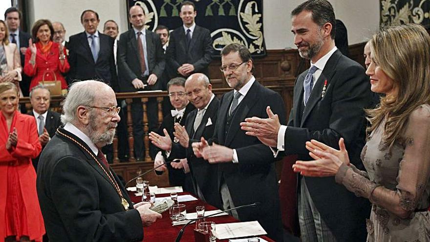 Caballero Bonald recibe el Premio Cervantes en 2012, con los entonces aún Príncipes de Asturias y Mariano Rajoy.  | // 