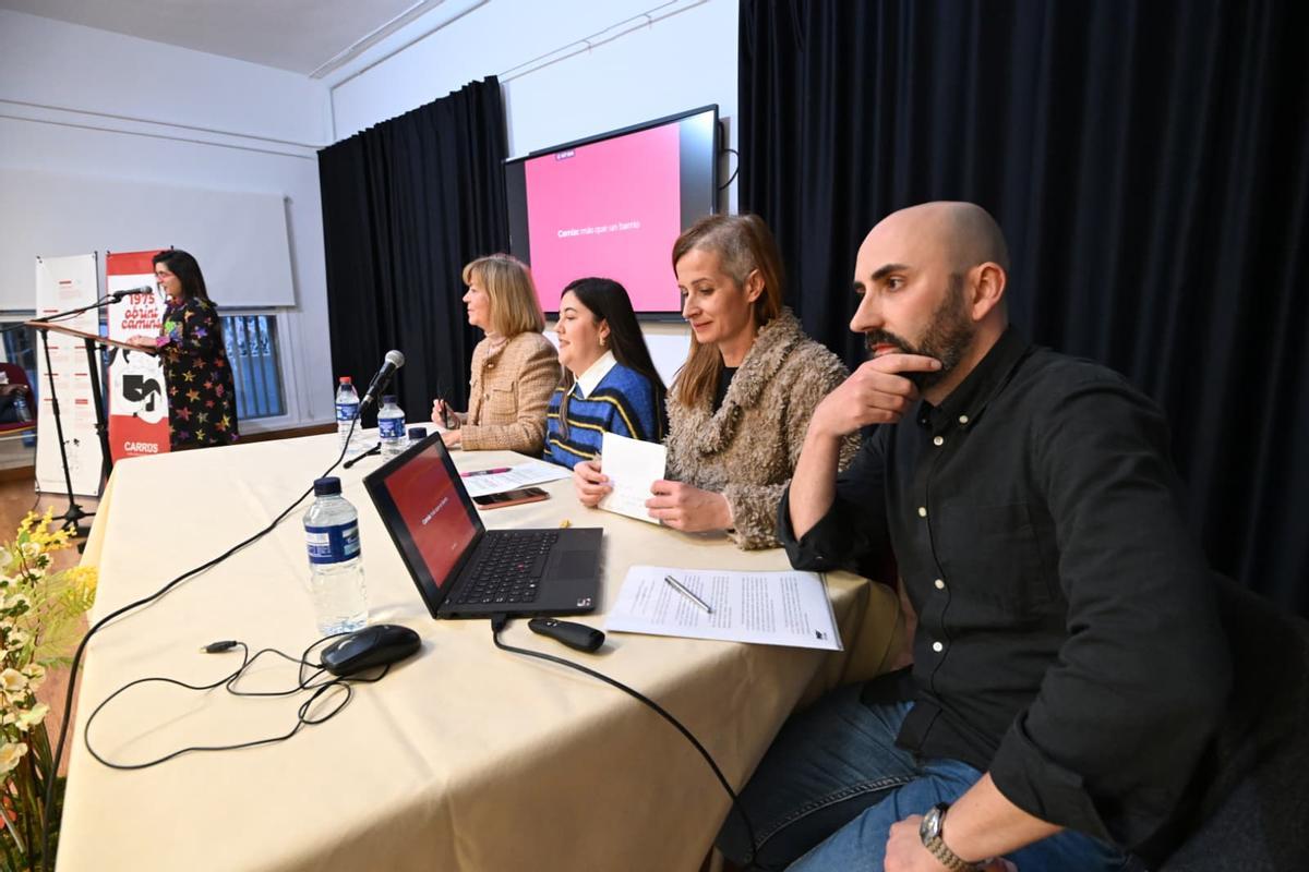 Docentes que ofrecieron una conferencia para explicar la evolución del centro y del barrio en estas cinco décadas
