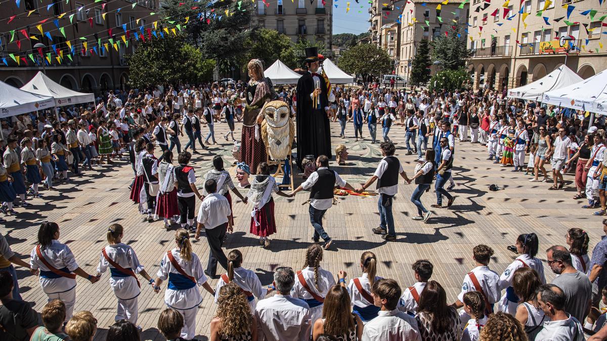 Rotllanes de gent ballant la sardana &quot;La Festa Major de Navàs&quot;