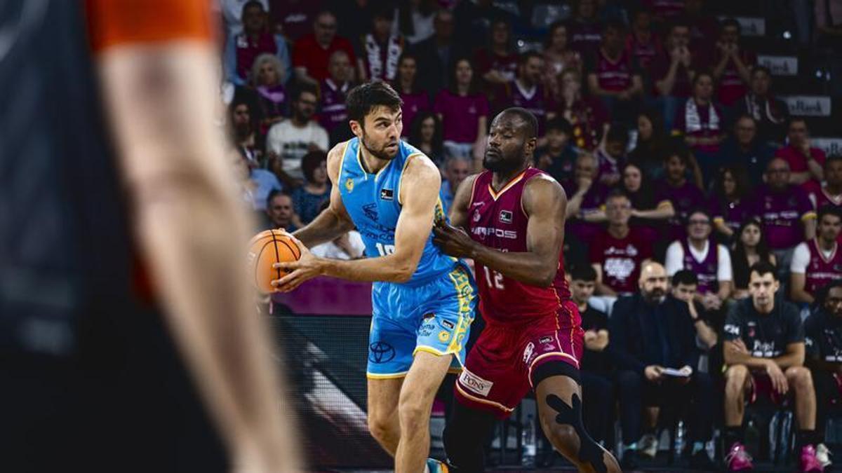 Mike Tobey es defendido por Diagne en el choque del pasado domingo entre el Granca y el Lleida.
