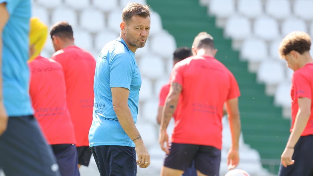 Manuel Mosquera, junto a sus futbolistas en la sesión de trabajo en El Arcángel de este jueves.