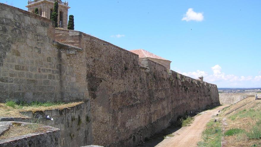 Muralla de Ciudad Rodrigo desde la que cayó la joven zamorana
