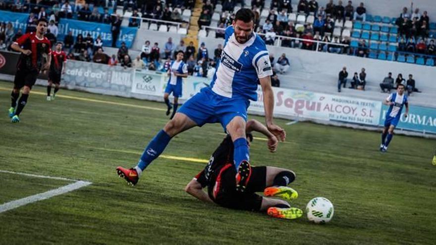 El delantero David Torres lucha por el control del esférico en el campo de L&#039;Hospitalet.