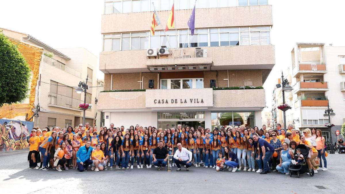 Las jugadoras Cadetes del Grupo USA Handbol Mislata ofrecieron el título de campeonas de España en el Ayuntamiento de la localidad valenciana.