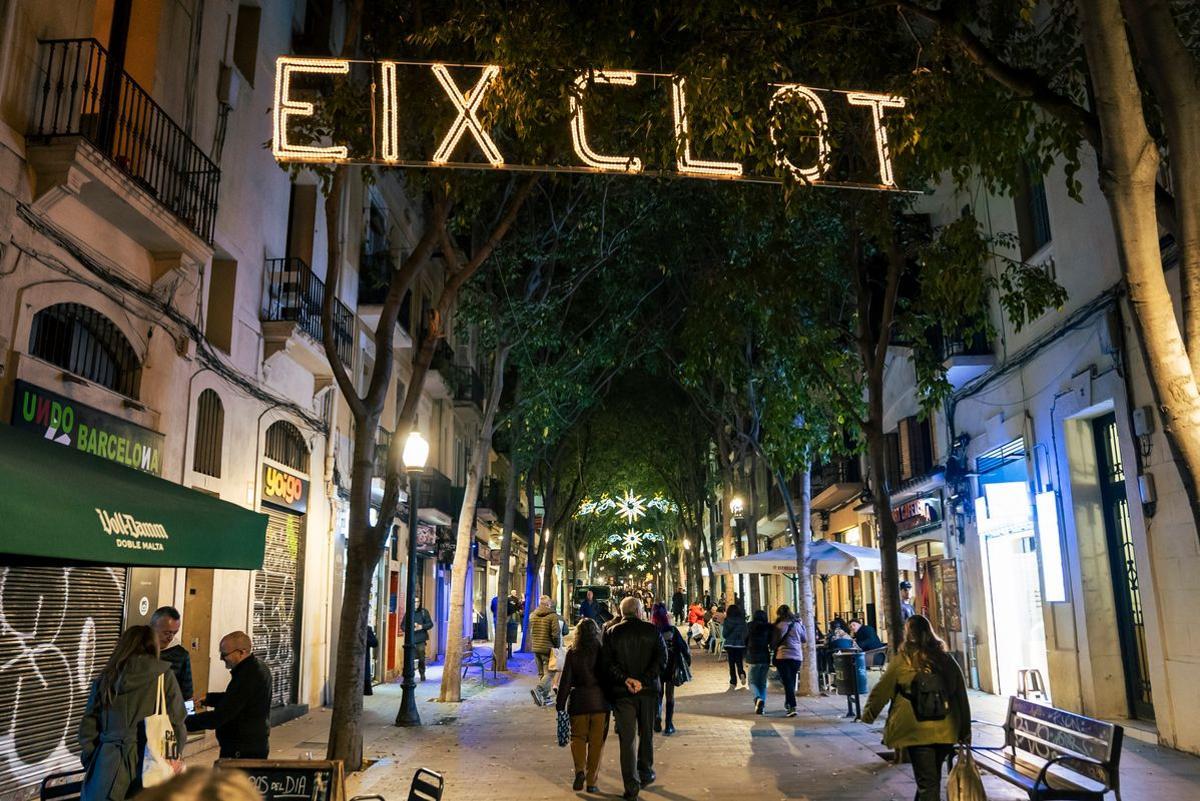 Luces de Navidad en la calle de Rogent, en el Eje Comercial del Clot