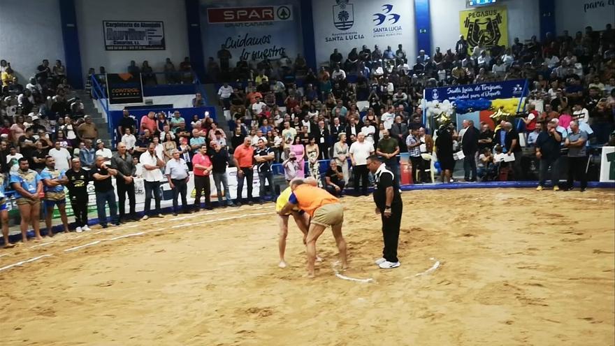 La lucha canaria rinde su sentido homenaje a Loreto IV