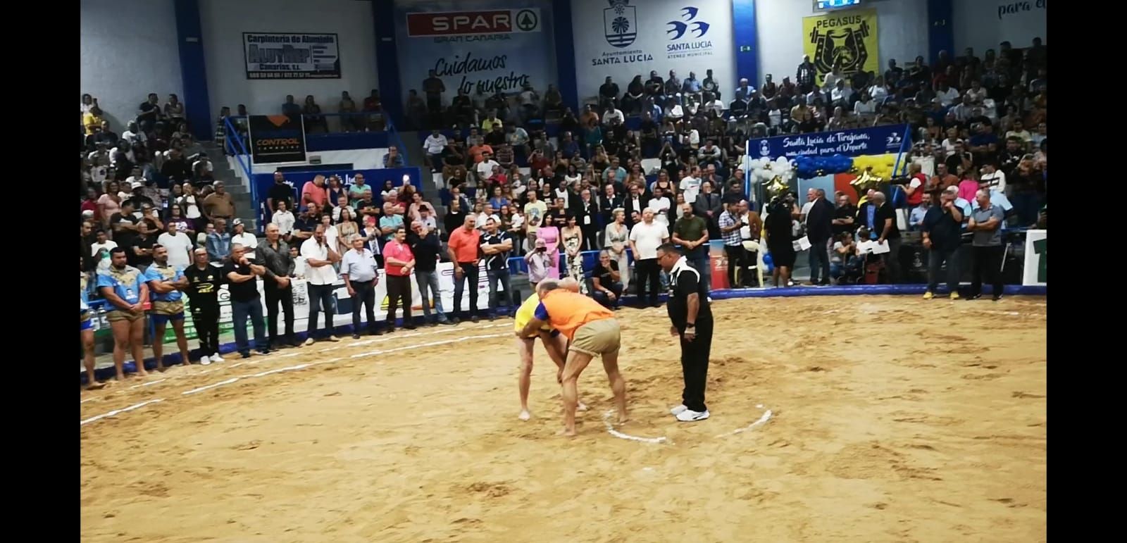 La lucha canaria rinde su sentido homenaje a Loreto IV