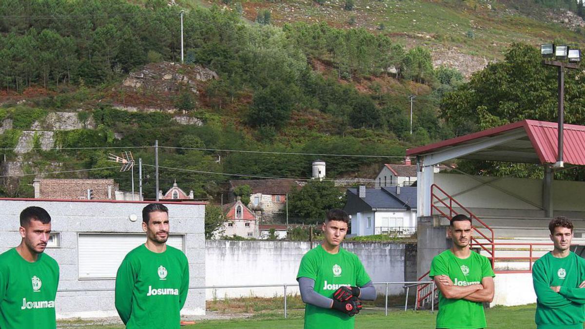 Parte del equipo, recibiendo órdenes de Justo en un entrenamiento.   | / I.O