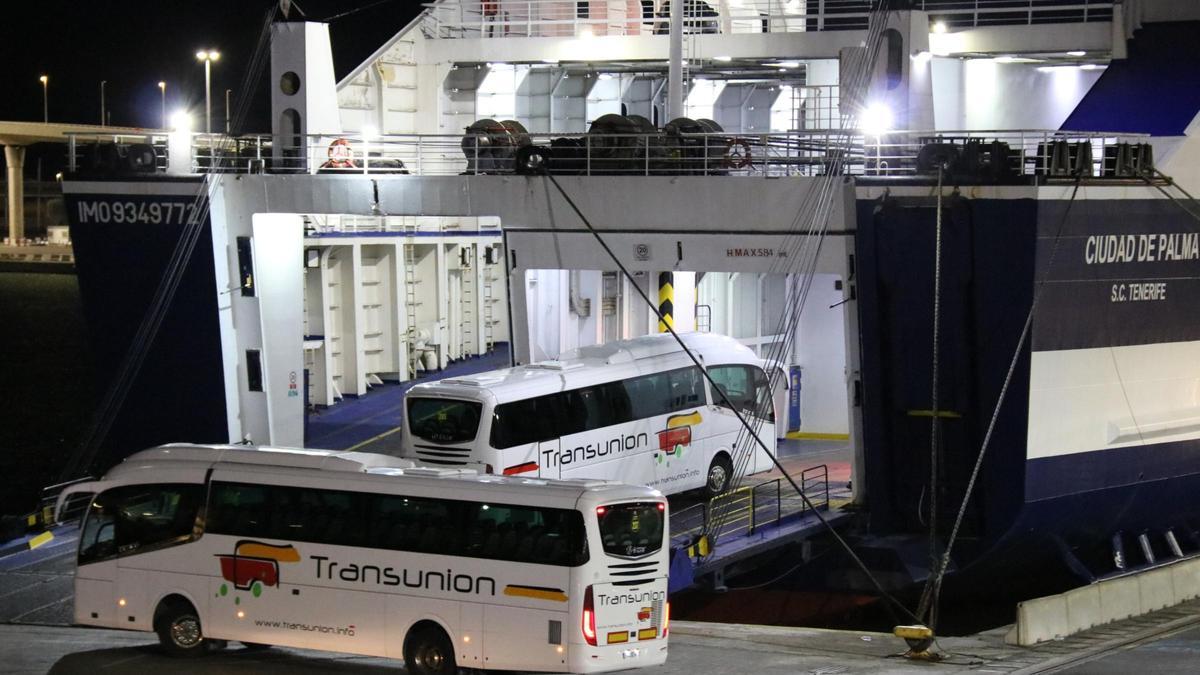 La Generalitat contrata 61 autobuses para reforzar los servicios interurbanos ante la incertidumbre de Rodalies