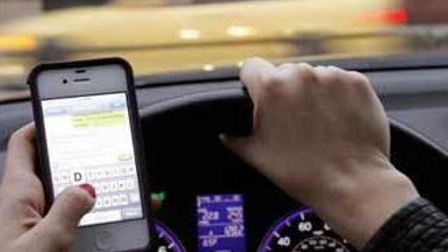La DGT aposta per retirar més punts als conductors que utilitzin el mòbil i activar el &#039;mode cotxe&#039; als dispositius