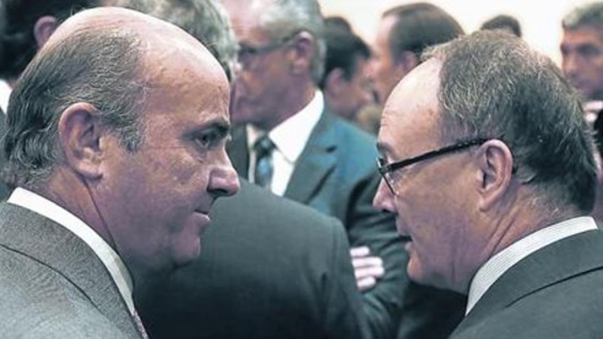 Luis de Guindos, a la izquierda, con Luis Maria Linde, en una imagen del 2013.