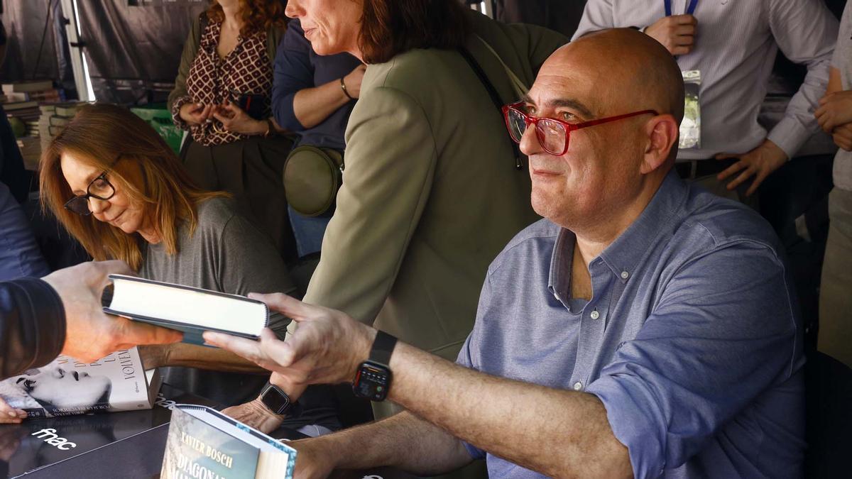 Los escritores firman sus libros por Sant Jordi