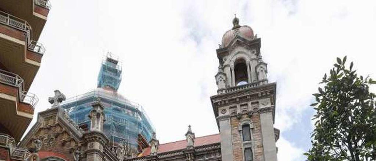 La basílica de San Juan, con el cimborrio y la cúpula andamiados.