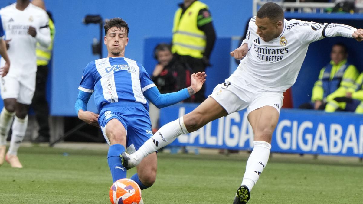 El momento del plantillazo de Kylian Mbappé a Antonio Blanco durante el Alavés-Real Madrid de LaLiga 2024/25