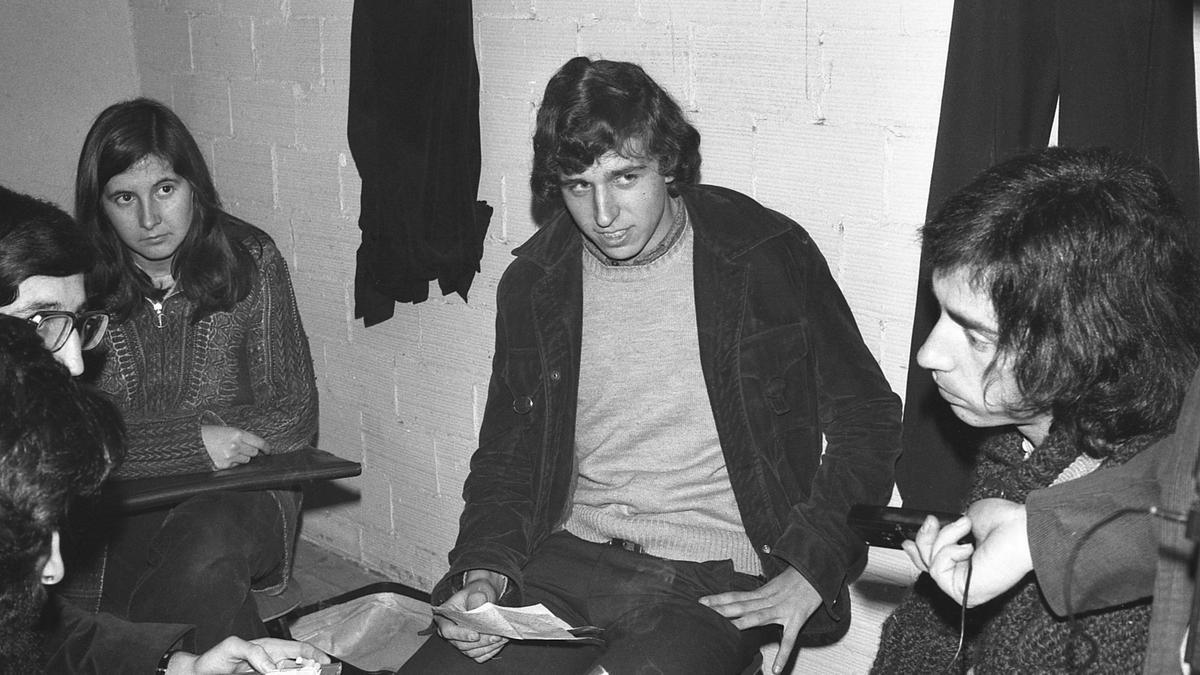 Quim Aloy, entrevistant Lluís Llach a la Sala Loiola de Manresa el febrer del 1976