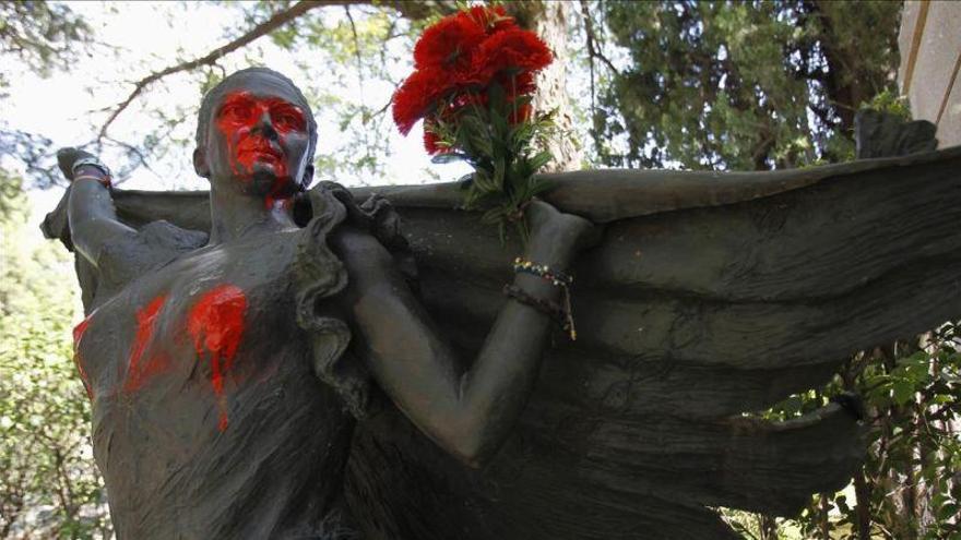 Los vigilantes del cementerio de la Almudena piden más seguridad