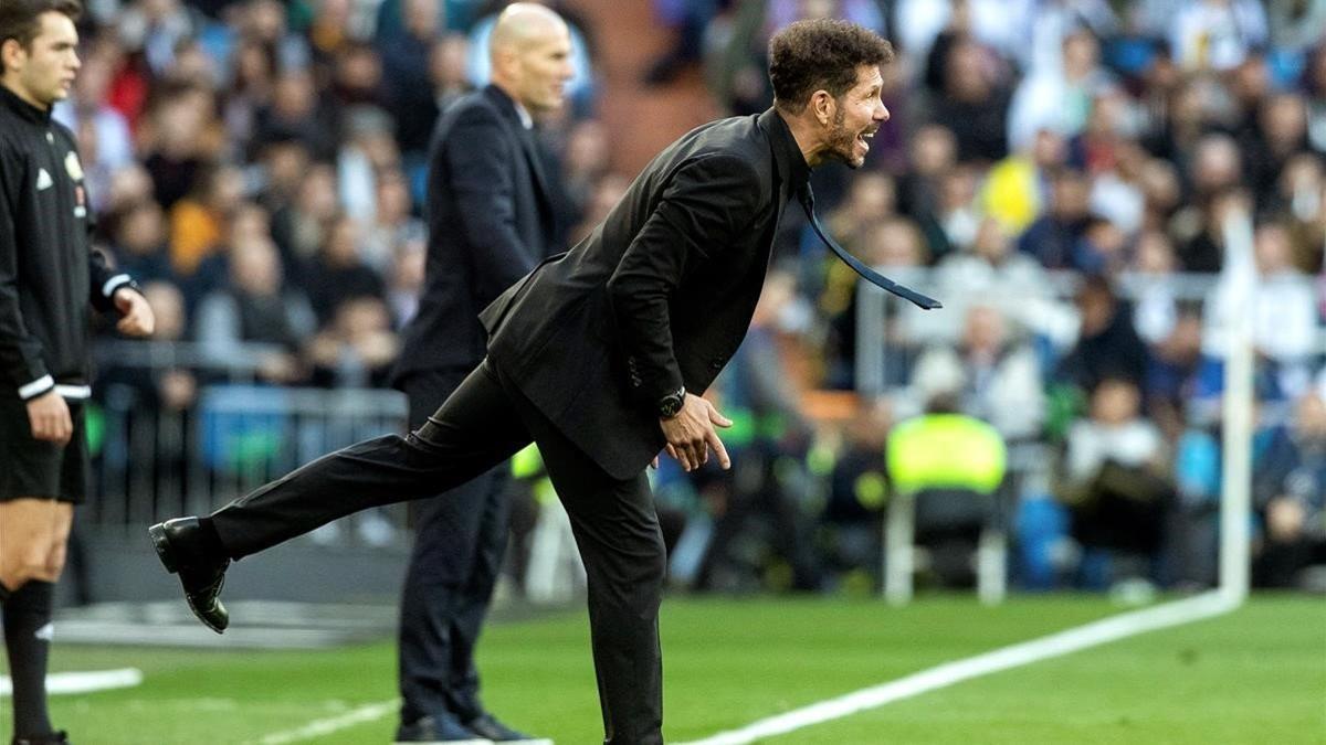 Simeone, durante el derbi, en la banda del Bernabéu junto a Zidane.