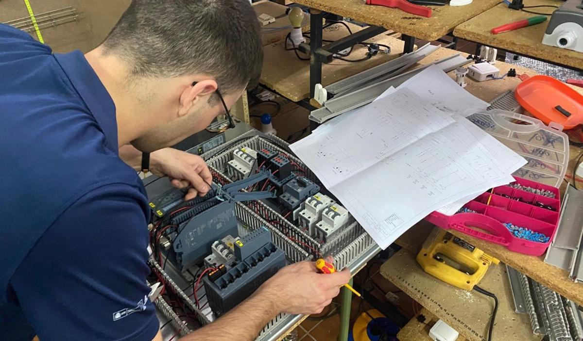 Un estudiante de Formación Profesional, durante una práctica. | E. P. (Archivo)